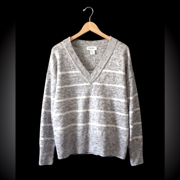 Jessica Simpson Striped V-Neck Sweater Size L Gray & White Preppy Fall Layers - Picture 2 of 12